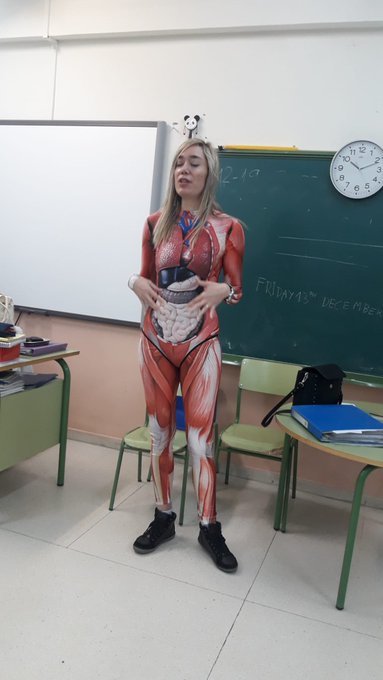Spanish Teacher Wears Human Internal Organs Bodysuit To Teach Anatomy Class (3)
