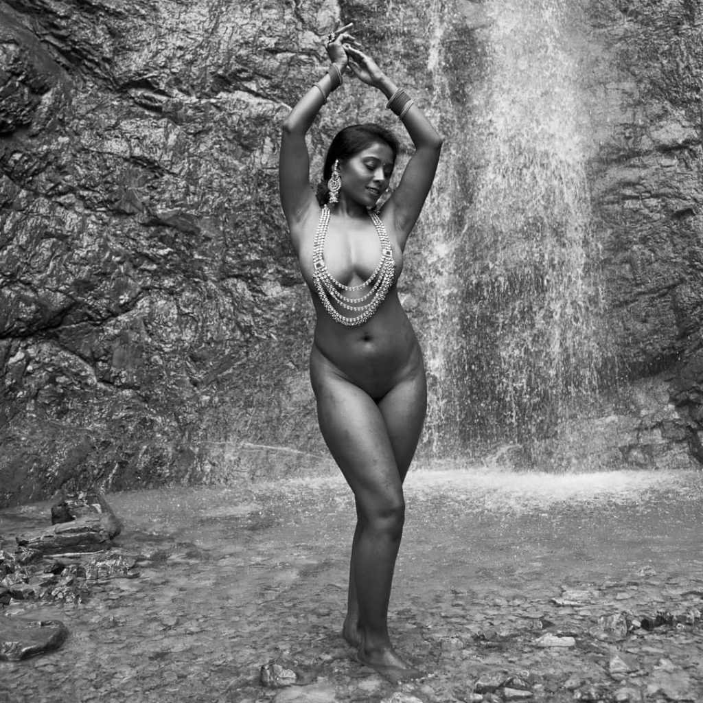 Top 10 Nikita Gokhale Gordijn Hot Navel Show Photos