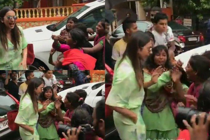 rakul-preet-singh-mobbed-by-street-childrens