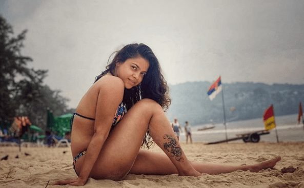 sumona-chakravarti-flaunts-her-curves-in-bikini