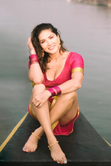 Sunny leone poses in traditional kerala look