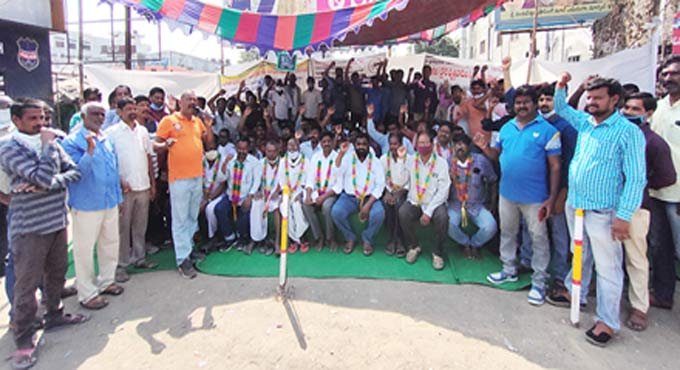 Washerman community extend support to mancherial barbers’ protest