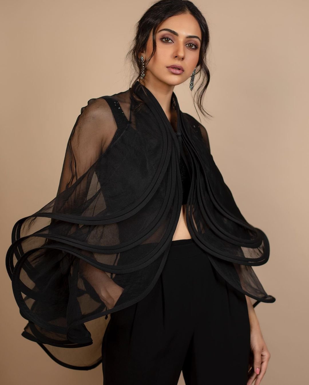 Actress rakul preet singh looks sexier wearing all black photos