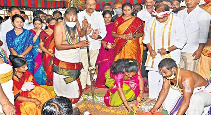 Trs mlc kavitha participates hanuman chalisa parayanam at kondagattu temple