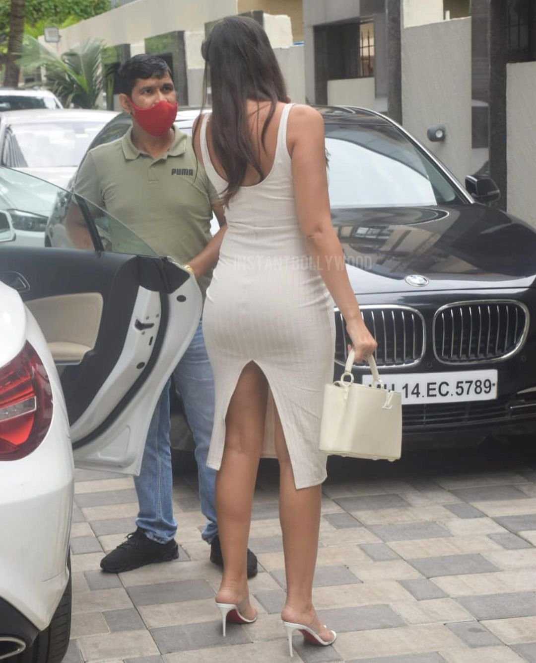 Nora fatehi flaunts her bootylicious curves in bodycon dress