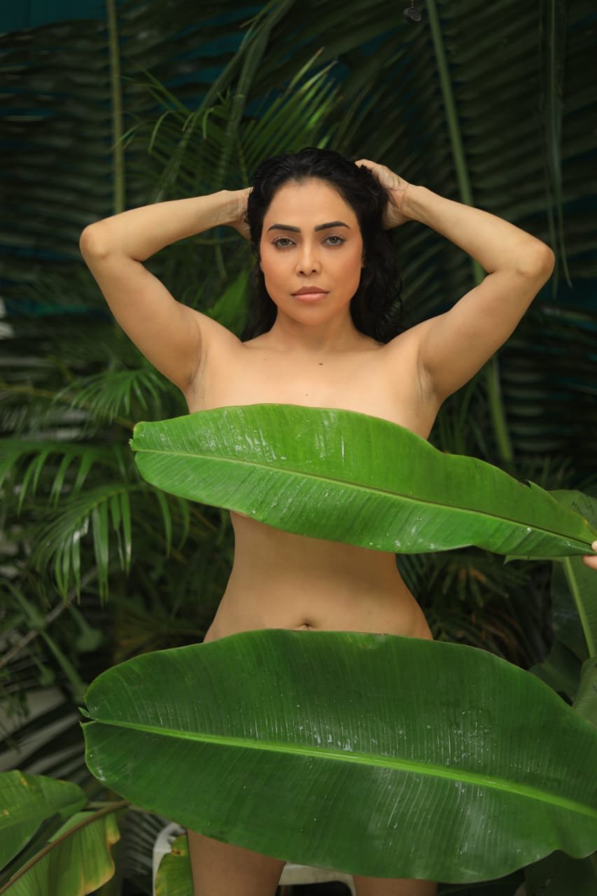 Nikita rawal covers her nudity with a banana leaf0